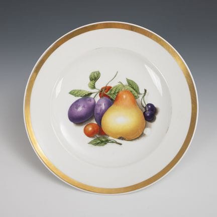Piatto in stile Biedermeier con motivo di frutta. 