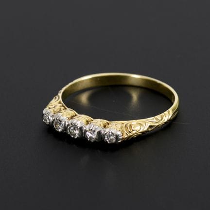 Ring mit 5 Brillanten.  
 

 
  
 

 Gelb- und Wei