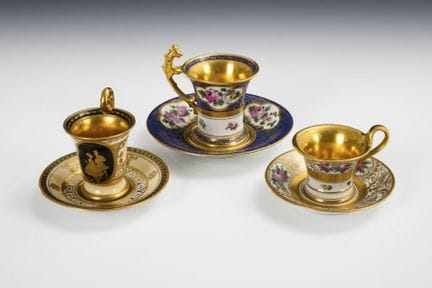 3只维也纳风格的展示杯。Lamm/德累斯顿。  

印章标记，约1887年起。
 

彩绘，饰以金箔