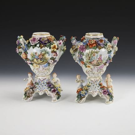 Paire de vases décorés de motifs peints à la maniè