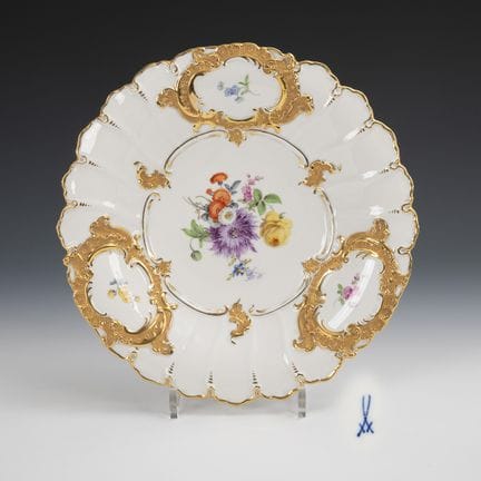 Ciotola decorativa con motivi floreali. Meissen.  
