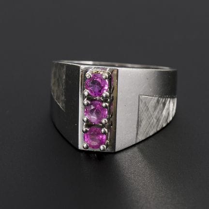 Anello moderno con pietre colorate rosa, probabilm