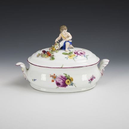 Piccola terrina con pomello a putto. Meissen.  
 
