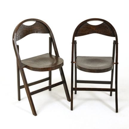 Paire de chaises pliantes exceptionnelles en bois 
