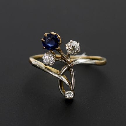 Jugendstil-Ring mit Blütenmotiv.  

 
 

Gelb- und