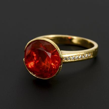 Anello con grande opale di fuoco e brillanti.  
 
