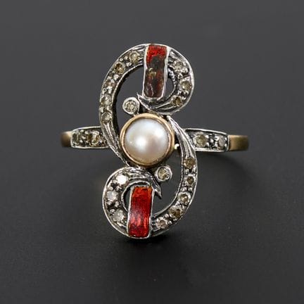 Jugendstil-Ring mit Perle und Emaille.  
 

 
  
 