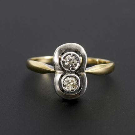 Art déco-Ring mit 2 Altschliff-Brillanten.  

 
 
