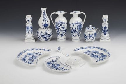 11件洋葱纹瓷器。迈森。  
 

 剑形印记，20世纪下半叶，一级品，带有两道磨痕。 
  
 
