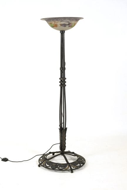 Lampadaire en fer forgé.  
 

 
  
 

 Verre dépol