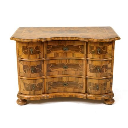 Commode baroque marquetée.  

XVIIIe siècle
 

Noy
