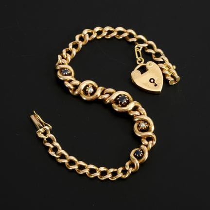Armband um 1900 mit Herzanhänger.  
 

 
  
 

 Da