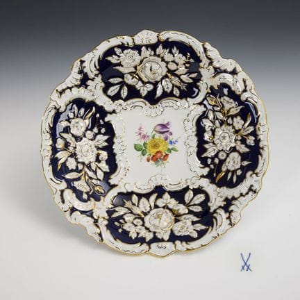 Coupe d'apparat avec relief floral. Meissen.  
 

