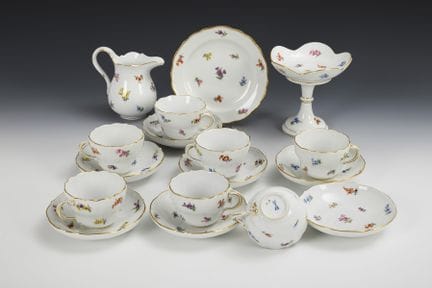 一套17件的咖啡餐具，饰有散花纹样。迈森。  
 

克瑙夫施韦特，1850年后至1924年，一级品