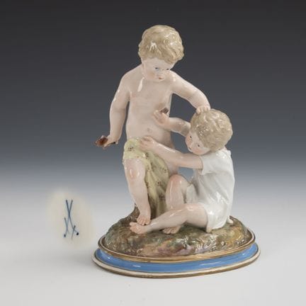 Gruppo di putti con farfalla. Meissen.  
 

 Spade