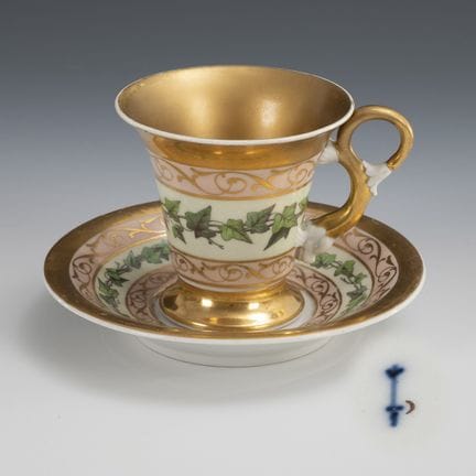Tazza da vetrina con tralcio di vite. KPM Berlino.