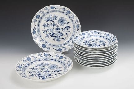 12只洋葱纹样餐盘和2只蔬菜盘。迈森。  

“圆头剑”系列，1888年前，一级品。
 

釉下蓝彩
