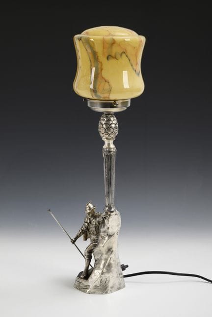 Lampe de table figurative avec abat-jour en verre.