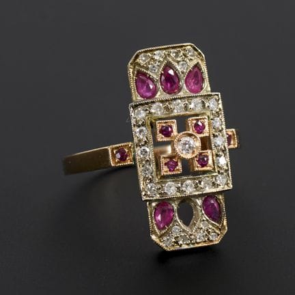 Anello in stile Art Déco.  
 

 
  
 

 Punzonato 
