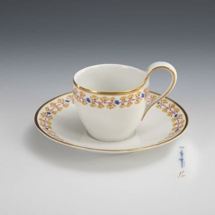Tazza da vetrina con bordo floreale. KPM Berlino. 