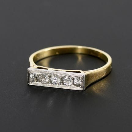 Art déco-Ring mit 5 kleinen Altschliff-Brillanten.
