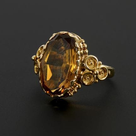 Anello con pietra color cognac, probabilmente citr
