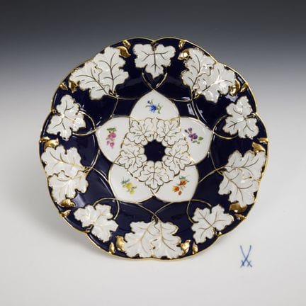 Coupe d'apparat à fond bleu cobalt. Meissen.  
 

