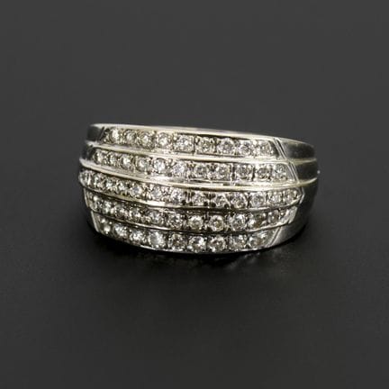 Anello largo a fascia con brillanti.  
 

 
  
 

