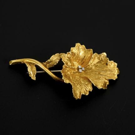 Florale Brosche mit Diamanten.  
 

 
  
 

 Gelbg