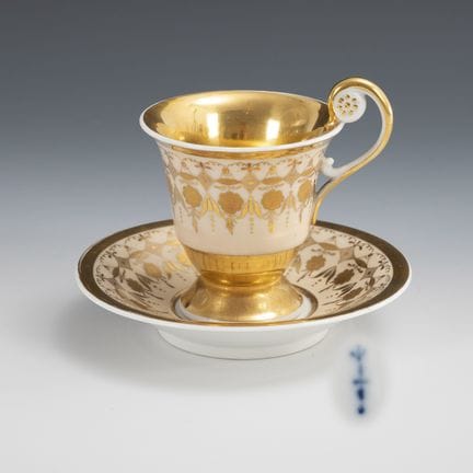 带金彩绘饰的陈列杯。柏林皇家瓷器厂（KPM）。  
 

 权杖标志，约1830年。无彩绘标志。 
