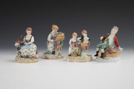 4 figurines d'enfants. Potschappel.  

Marque « Bl