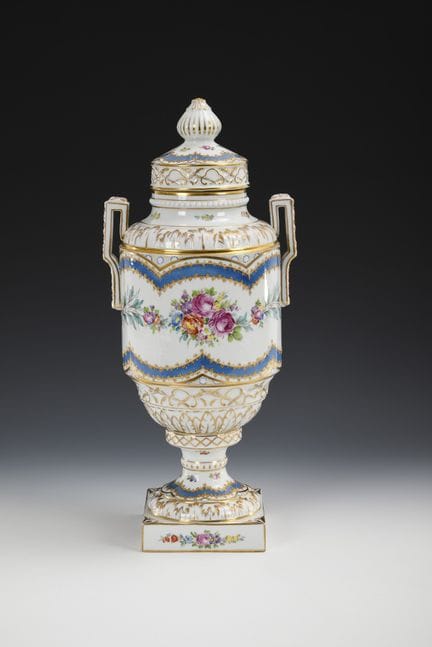 Vase à couvercle orné de motifs floraux.  
 

 Mar