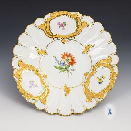 Ciotola decorativa con motivi floreali. Meissen.  