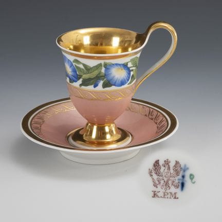 Tazza da vetrina con volute a imbuto. KPM Berlino.