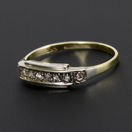 Art déco-Ring mit kleinen Diamanten.  
 

 
  
 

