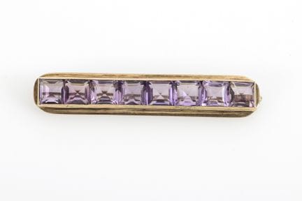 Brosche mit Amethyst-Carrés.  

 
 

Roségold 333 