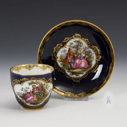 Tazza con fondo cobalto e decorazione alla Watteau