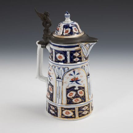 Weinkanne mit Imari-Dekor. Rauenstein.  
 

 Fähnc