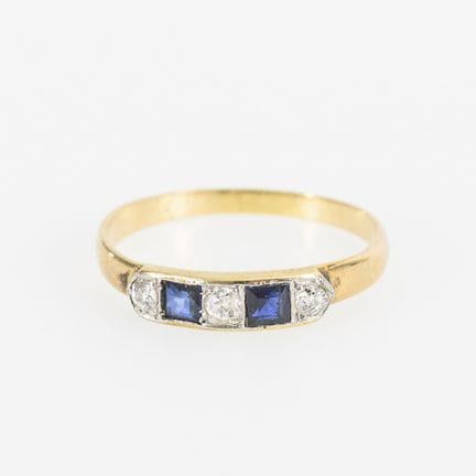 Ring mit Besatz aus blauen Farbstein-Carrés. wohl 