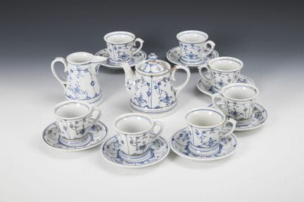 16 Teile eines Kaffee- und Teeservice mit Strohblu