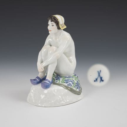 Figurine Art nouveau : Baigneuse. Meissen.  

Knau