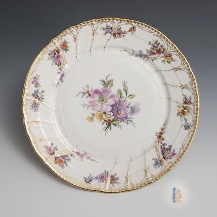 Piatto con decorazione floreale. KPM Berlino.  
 
