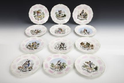12只星座盘。哈维兰（Haviland）。  

印章标记，20世纪上半叶。
 

彩绘，饰以金箔。