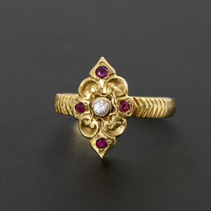 Sehr kleiner Ring mit roten Farbsteinen oder Synth