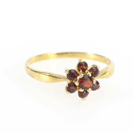 Delicato anello con fiore di granato.  
 

 
  
 
