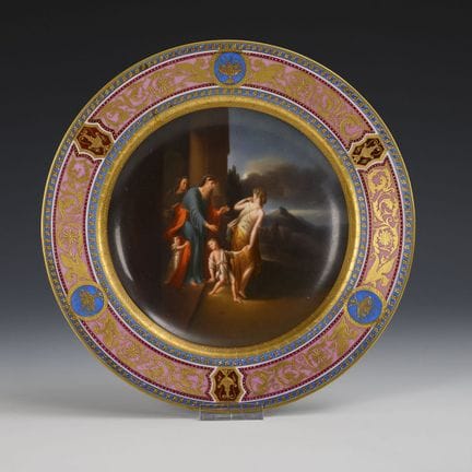 Assiette décorée de motifs, style viennois.  
 

 