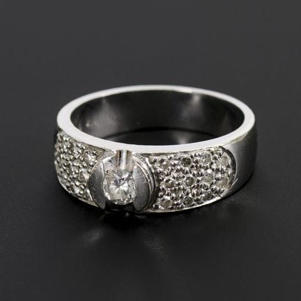 Anello a fascia con incastonatura di brillanti.  
