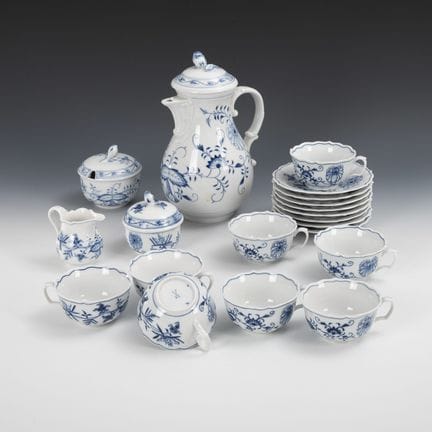 一套20件洋葱纹咖啡/茶具。迈森。  
 

剑形印记，20世纪下半叶，一级品。 
  
 

 釉