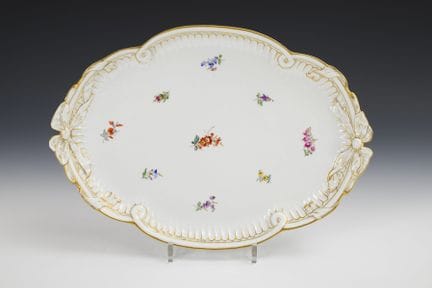 Assiette ovale avec poignées en boucle et décor de