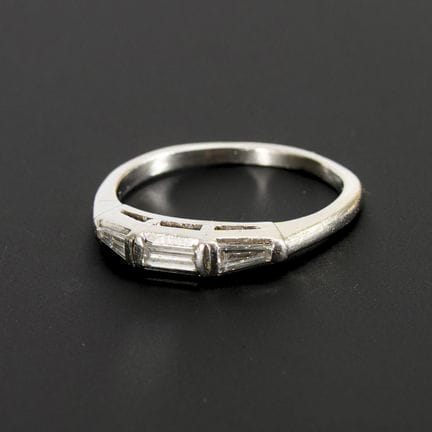 Anello in platino con 3 diamanti.  
 

 
  
 

 Co